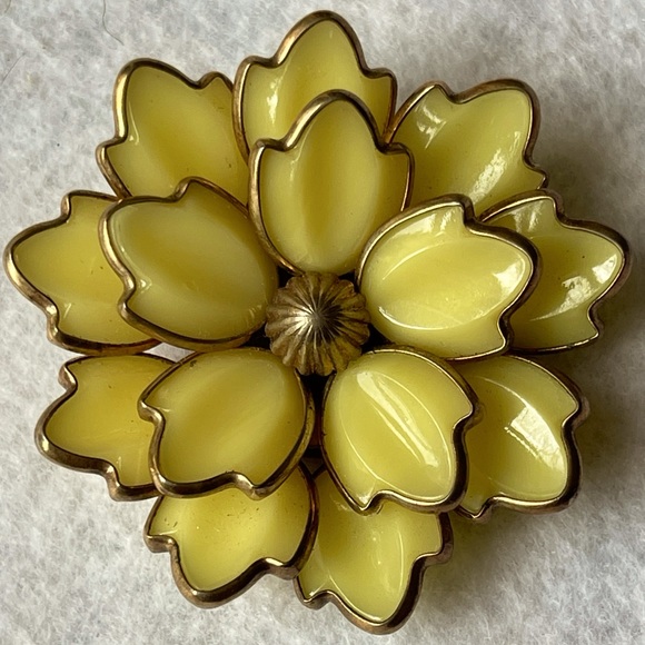 Vintage Jewelry - Crown Trifari Alfred Phillipe glass lg golden yellow double flower brooch Vtg